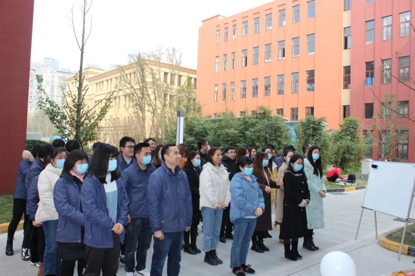 圣誕老人不僅帶來了糖果、蛋糕、還有無盡歡笑，因為他叫“水思源”
