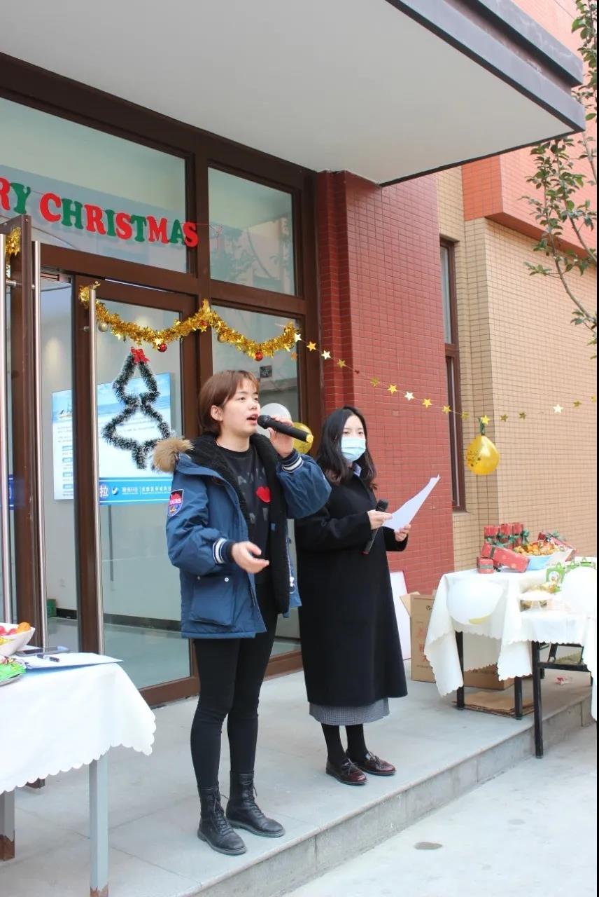 圣誕老人不僅帶來了糖果、蛋糕、還有無盡歡笑，因為他叫“水思源”