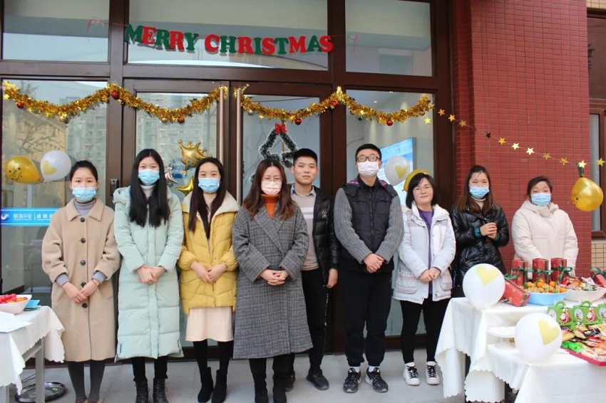 圣誕老人不僅帶來了糖果、蛋糕、還有無盡歡笑，因為他叫“水思源”