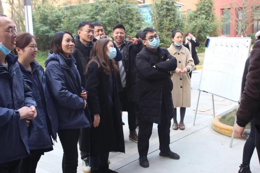 圣誕老人不僅帶來了糖果、蛋糕、還有無盡歡笑，因為他叫“水思源”